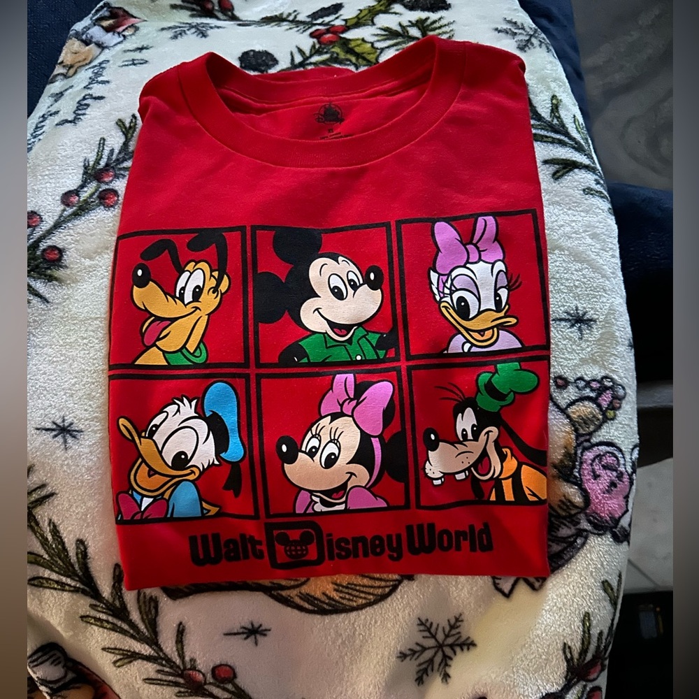 Mickey & Friends  YOUTH size XL red tshirt - Picture 2 of 8